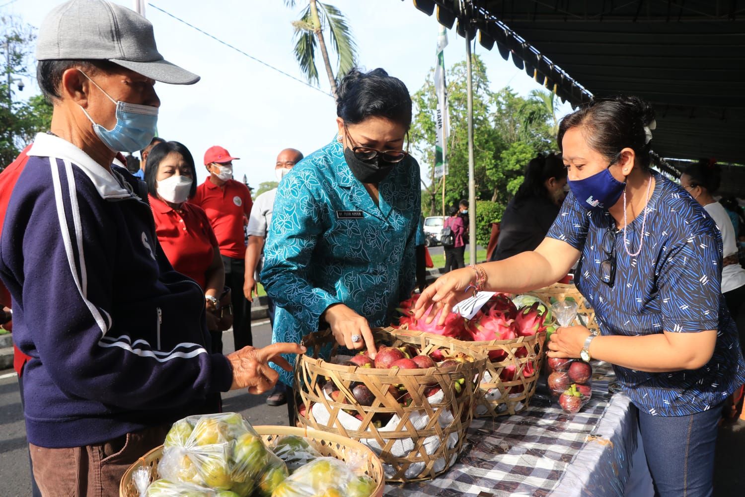 podiumnews.com-Ny. Putri Koster Kunjungi Pasar Rakyat Jelang Galungan dan Kuningan